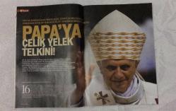 YENİ AKTÜEL  HAFTALIK HABER DERGİSİ - SAYI:72 - 23-29 KASIM 2006 -  PAPA ZİYARETİNİN GERÇEK NEDENİ - PAPA’YA ÇELİK YELEK TELKİNİ - PAPA’NIN SANAL ÂLEM TUTKUSU - TAYYİP ERDOĞAN’A SANCISIZ ÇANKAYA ÖNERİSİ - EŞİNİN BAŞINI AÇARSA OTURSUN - JACK NICHOLSON’LA ÖZEL RÖPORTAJ - CİNAYET DEĞİL CİNSELLİK ENDİŞE UYANDIRIR - HZ. SÜLEYMAN’IN BÜYÜ KİTABI - SÜLEYMAN’IN ANAHTARI - GEBZE’DE ŞARK HİZMETİ - TÜRK UÇAKLARININ YOLU ABD’DEN GEÇİYOR - ALEVİLERİ KULLANABİLİRLER - XXL BEDEN BATI AVUSTRALYA - HAYATIMIN KADINISIN - MERDİVEN KADIN VE - MİDESİZ YAŞAM - SON 50 İDAMIN 26’SI SİYASİYDİ - JACK NICHOLSON BABA RÖPORTAJI - KIZGIN KUMLARDAN SERİN SULARA - ATLAMAYANLAR BARDA - DONDURMAM GAYMAK OSCAR YOLCUSU - KÜÇÜK ESNAF GLOBALİZME KARŞI - ASTROLOJİ - HER ŞEYİN ALTINDA REYTİNG VAR - TÜRKAN ŞORAY - UĞUR YÜCEL - TUNCER KİLİNÇ - İZZETTİN DOĞAN - DAN BROWN - MARTIN SCORSESE - SALİH MEMECAN - SÖNMEZ KARAKURT - MEHMET ALİ KIŞLALI - KEMAL SAYAR - NIHAL BENGİSU KARACA - AYŞE KORA - AYŞE ÇAVDAR - AHMET ÖRS -  98  SAYFA