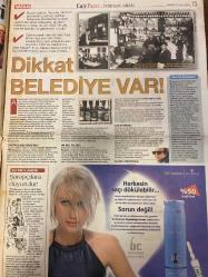 VATAN CAFE PAZAR GAZETESİ DOĞUM GÜNÜ HEDİYESİ - 22 EYLÜL 2002 -Ahmet Ümit - Ahmet Altan - Haşmet Babaoğlu - Haşmet Babaoğlu - Gani Müjde - Teoman - Kemal Derviş - Ahmet Ümit - Ahmet Altan - Zeynep Derviş - Tuğba Özay - Ebru Akel - Esin Moralıoğlu - Sibel Sezer - Prof. Dr. Cihat Tıraş - Semra Dündar - Engin Aksu - Semra Yücel - Semra Kalaycı - Muammer Ergenekon - Burak Kara - Emin Aydın - Cemil Sait - Thalia - Thalía Gabriela Sodi Miranda - Richard O’Brien - Rick Springfield - Hande Yener - Ben Hürman - Funda Arar - Serdar Ortaç - Yıldız Tilbe - Erol Köse - Avril Lavigne - Nek - Creed - Coldplay - Hooverphonic - Jackie Cane - Las Ketchup - Athena - Kadınlar Derviş’i neden seksi buluyor - Derviş’in sırrı - Teoman’la öpüşmek Arapça öğrenmek gibi - Edebiyatta büyük kutuplaşma - Yıldızların gizli Türkiye sığınağı - Orgazm yalanı açığa çıktı - Fight club’a dayak - Gerçekte ne düşünüyor - Seç bir tarz havan olsun - Aaa ben bu kızı dizide görmüştüm - Bakalım ne çıkacak bahtına - Yeni Albümler