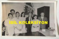 Efemera - VEHBİ KOÇ'UN ORİJİNAL FOTOĞRAFI - 18 x 12 cm EBADINDA - VEHBİ KOÇ, FİKİRTEPE'DE AÇTIĞI KADIN SAĞLIĞI MERKEZİ'NİN AÇILIŞINDA HATIRA POZU VERİRKEN ÇEKİLMİŞ BİR KARE, ARKADA DİDEM ECZANESİ'NE AİT BİR ÇELENK, 24 MAYIS 1989 - kitantik - kitaLog