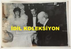 VEHBİ KOÇ'UN ORİJİNAL FOTOĞRAFI - 18 x 12 cm EBADINDA - VEHBİ KOÇ KATILDIĞI BİR DÜĞÜNDE GELİN ve DAMADIN NİKAH ŞAHİTLİĞİNİ YAPARKEN ÇEKİLMİŞ BİR KARE
