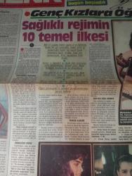 Milliye GAZETESİ-22 eylül 1985-Brooke Shields - Ceylan Orhun - Ahmet Soner - Özlem Tezcan - Nursen Kitapçı - Nermin Bezmen - Aişe Tezcan - Nazlı İnönü - Hayri İnönü - Sema Çağlan - Seçkin Çağlan - Ahmet Bezmen - Turgut Özal - Torun Dede - Alev Bezmen - Halil Narin - Ayten Narin - Güzin Öngör - Aysel Acar - Nilgün Aydın - Şule Bezmen - Leyla Kadirbeyoğlu - Engin Cezzar - Gülriz Sururi - Gülşah Soydan - Zao Ziyang - Deng Şiaoping - Hua Gue Feng - Cemal Abdül Nasır - İlhan Soysal - Louis Pasteur - Sigmund Freud - Padişah I. Ahmet - Genç kızlara öğütler - Sağlıklı rejimin 10 temel ilkesi - 20. yüzyılın güzellik ilahesi Brooke Shields yazdı - Merhaba… - Genç İnönü’ler için öğrenmek en güzel şey - Çiftehavuzlar’da mücevher yarışı - Konuklarını sarayda ağırladı - Mutluluk dilekleri arasında - Eller mesaj veriyor - Beyti - Dışarıdan gelenleri evinde ağırlıyor - 25. evlilik yıldönümü onuruna - Gözümüz üzerinizde - Dünyadan haberiniz var mı? - İşte Barbaros İşte Preveze - Cemal Abdül Nasır öldü