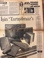 RENK GAZETESİ DOĞUM GÜNÜ HEDİYESİ - 24 EKİM 1983 -Mehmet Barlas-Cüneyt Arkın-Yaprak Özdemiroğlu-Yıldırım Gencer-Sabahattin Işık-Sami Güçlü-Nisan Yönder-Mahmut Kırakıkı-Brigitte Bardot-Elizabeth Taylor Turist gözüyle Amerikan rüyası-Kumar sanat ve fuhuş Las Vegas’ta el ele-Cazın anavatanı New Orleans’ta sabaha kadar müzik çalınıyor-Fuhuş da serbest-Dünyanın en büyük kapalı spor salonu-New Orleans’ta 91 bin kişilik bu salonun tavanından bulutlardan yağmur yağıyor-30 dolara sabaha kadar eğlence-1 dolara 1 milyon-Şirketin limon ve rejim belası-İşin tartışılmazı-Mücevher seçmenin püf noktası-Bir yıldız doğuyor-Büyük hayal alemi-Reklamcıların baskıları-Hastanede geçen doğum günü-Kaybolan sevgili-Seks kedisi yapayalnız Makara-Dostça-Bakırköylü bir karikatür-Kadınlar üzerine dörtlükler-Rakı III-Öğrenciler karşıdan karşıya geçerken ne yapmalısınız-Treninkarınızı nasıl koruyabilirsiniz-Boğaza dikiz-1984’te nasıl boyanacak-