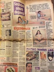 RENK GAZETESİ DOĞUM GÜNÜ HEDİYESİ - 16 KASIM 1983 -Selma Güneri-David Bowie-Cüneyt Arkın-Yaprak Özdemiroğlu-Yıldırım Gencer-Agah Hün-Sabahattin Işık-Suna Selen-Mehmet Barlas-Metin Toker-Turan Yavuz-Bahar Özkan-Christine Haydar-Walter Annenberg-Joan Collins-Kenan Akman-Fikret Hakan-Figen Biricik Assolistlik için form tutuyor-David Bowie içindeki şeytanı öldürdü-Artık normal bir erkeğim-Selma Güneri dansı bıraktı aerobike başladı-Serçe geliyor-Yarını bekleyin-İç tehlike dış tehlikeden önemli-Ağızlardaki kırk yıllık sakız-Savaşa galip Almanya futbolda galip Fenerbahçe-Sıcaktan sokaklarda baygınlık geçirenler-Muhacir kuşların dönüşü-Tırnaklarına kıyamadı-İşte dünyanın en zengin evi Son Gece Makara-Kenan Akman Joan Collins’ten güzellik öğütleri Sizler için seyredeyedik