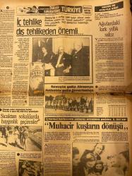 RENK GAZETESİ DOĞUM GÜNÜ HEDİYESİ - 16 KASIM 1983 -Selma Güneri-David Bowie-Cüneyt Arkın-Yaprak Özdemiroğlu-Yıldırım Gencer-Agah Hün-Sabahattin Işık-Suna Selen-Mehmet Barlas-Metin Toker-Turan Yavuz-Bahar Özkan-Christine Haydar-Walter Annenberg-Joan Collins-Kenan Akman-Fikret Hakan-Figen Biricik Assolistlik için form tutuyor-David Bowie içindeki şeytanı öldürdü-Artık normal bir erkeğim-Selma Güneri dansı bıraktı aerobike başladı-Serçe geliyor-Yarını bekleyin-İç tehlike dış tehlikeden önemli-Ağızlardaki kırk yıllık sakız-Savaşa galip Almanya futbolda galip Fenerbahçe-Sıcaktan sokaklarda baygınlık geçirenler-Muhacir kuşların dönüşü-Tırnaklarına kıyamadı-İşte dünyanın en zengin evi Son Gece Makara-Kenan Akman Joan Collins’ten güzellik öğütleri Sizler için seyredeyedik