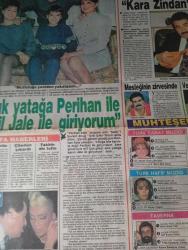 Saklambaç GAZETESİ-22 mayıs 1988- Selen Büke-Kadir İnanır-Canan Yaka-Harika Fırat-Ahu Tuğba-Nazlı Deniz Kuruoğlu-Ünal Küpeli-Meral Orhonsay-Oya Aydoğan-Tanju Çolak-Ayşe Çolak-Coşkun Göğen-Hülya Koçyiğit-Müge Karakuşçık-Ayşe Egesoy-Cem Duna-Gönül Göksel-Rüçhan Adlı-Tükan Saray-Tülay Tan-Sebil Tan-Nazlı Ayhan-Sevtap Parman-Arş. Gör. Aysun Baytekin-Ayşegül Atik-Mehmet Akan-Şevket Altuğ-Semra Özal-Hüseyin Üzmez-Cavidan Akyol-Kemal Civelek-Hülya Avşar-Yasemin Kutsi-Muzaffer Özpınar-Nadide Uluoğlu-Hasan Akatlar-Cilalı Celal-Gülgün Feyman-Avni Atan-Ülkü Tamer-Arkın Tüfekçi  Kadir’e yaklaşınca saçlarından oldu-Kopyası Ahu’yu çileden çıkardı-Perihan artık yatağa sokmuyorum-Hanımefendilere güzellik satıyor-Sinemanın seksi dilberi bu defa yüksekte uçamadı-Ünal Küpeli’yi fakir fukaranın ahı tuttu-Oduncunun karısı oldu-Bekar olsaydım en güzel kıza takılırdım-Kum değil para basıyor-Güzel Ayşe yine göze mi geldi-Gönül Göksel evleniyor mu-Ahh Ahh geç geldi-Beni soyunmaktan Semra hanım vazgeçirdi-Avrup