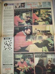 RENK GAZTESI DOĞUM GÜNÜ GAZETESİ  -12 Nisan 1985-İnci Çayırlı-Pembe Mutlu-Türkan Şoray-Cihan Ünal-Engin İnanç-Cüneyt Türel-Zeki Alasya-Alev Sezer-Fatoş Tunalı-Kenan Pars-Sevda Sezer-Kaya Sezer-Güven Kıraç-Müjdat Gezen-Mine Film-Burçak Evren-Francesco Rosi-Wim Wenders-Richard Burton-John Hurt-Suzanna Hamilton-Cüneyt Türel-Menderes Samancılar-Ayşegül Arsoy  İnci öğretmene tatil haram-Pembe Mutlu evden kaçtı-Kadın önce insan olmalı-Yılın sinema şöleni  Genç Kız Kalbi-Bastır Viking-Küçümen-Kont Şenil Ben-Red Kit-Beyaz Şövalye  Stan Drake-Dik Browne-Haslet Soyöz-Frank Ridgeway-Morris ve Goscinny