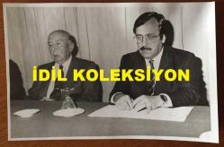 VEHBİ KOÇ'UN ORİJİNAL FOTOĞRAFI - 18 x 12 cm EBADINDA - VEHBİ KOÇ, TÜRKİYE AİLE SAĞLIĞI TOPLANTISINDA HALİL ŞIVGIN'LA AYNI KAREDE, 7 HAZİRAN 1990