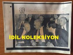 VEHBİ KOÇ'UN AJANS BASIMI HABER METİNLİ FOTOĞRAFI (KAĞIT BASKI) - 21 x 17 cm EBADINDA - VEHBİ KOÇ, TÜRKİYE AİLE SAĞLIĞI TOPLANTISINDA HALİL ŞIVGIN'LA AYNI KAREDE, 7 HAZİRAN 1990