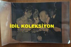 VEHBİ KOÇ'UN AJANS BASIMI 2'Lİ FOTOĞRAF SETİ (KAĞIT BASKI) - 21 x 17 cm ve 19 x 15 cm EBADINDA - VEHBİ KOÇ ve EMEL SAYIN, İZOCAM'IN 25. KURULUŞ YILDÖNÜMÜ KUTLAMALARINDA AYNI KAREDELER, 6 MAYIS 1990