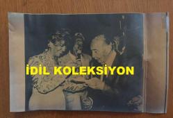 VEHBİ KOÇ'UN AJANS BASIMI 2'Lİ FOTOĞRAF SETİ (KAĞIT BASKI) - 21 x 17 cm ve 19 x 15 cm EBADINDA - VEHBİ KOÇ ve EMEL SAYIN, İZOCAM'IN 25. KURULUŞ YILDÖNÜMÜ KUTLAMALARINDA AYNI KAREDELER, 6 MAYIS 1990