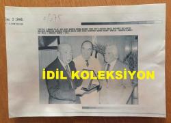 VEHBİ KOÇ'UN AJANS BASIMI FOTOĞRAFI (KAĞIT BASKI) - 14 x 10 cm EBADINDA - VEHBİ KOÇ, SARIYER DEVLET HASTANESİ'NDE DOKTOR AHMET AKGÜN TARAFINDAN SUNULAN ŞÜKRAN PLAKETİNİ ALIRKEN ÇEKİLMİŞ BİR KARE, 4 ARALIK 1994