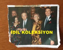 Efemera - VEHBİ KOÇ'UN DERGİDEN KESİLME FOTOĞRAFI - 15 x 12,5 cm EBADINDA - VEHBİ KOÇ BİR DAVETİYEDE RAHMİ KOÇ ve AİLESİYLE BİRLİKTE - kitantik - kitaLog