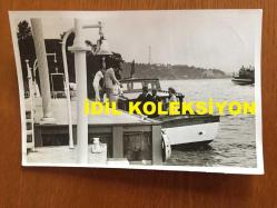 VEHBİ KOÇ'UN DÜZENLEDİĞİ YEMEKTEN ORİJİNAL 11'Lİ FOTOĞRAF SETİ - 18 x 12 cm EBADINDA - VEHBİ KOÇ TARAFINDAN DÜZENLENEN YEMEKLİ DAVETİYEDE SAYIN VEHBİ KOÇ BİR KAREDE YER ALIRKEN DİĞER KARELERDE KONUKLAR ve ORGANİZASYONUN YAPILDIĞI MEKAN ve BAZI KONUKLARIN GELİŞ SÜRECİNDEKİ KARELER GÖRÜLMEKTEDİR, 11 FARKLI FOTOĞRAFTAN OLUŞAN SET