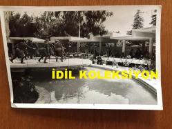 VEHBİ KOÇ'UN DÜZENLEDİĞİ YEMEKTEN ORİJİNAL 11'Lİ FOTOĞRAF SETİ - 18 x 12 cm EBADINDA - VEHBİ KOÇ TARAFINDAN DÜZENLENEN YEMEKLİ DAVETİYEDE SAYIN VEHBİ KOÇ BİR KAREDE YER ALIRKEN DİĞER KARELERDE KONUKLAR ve ORGANİZASYONUN YAPILDIĞI MEKAN ve BAZI KONUKLARIN GELİŞ SÜRECİNDEKİ KARELER GÖRÜLMEKTEDİR, 11 FARKLI FOTOĞRAFTAN OLUŞAN SET