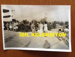 VEHBİ KOÇ'UN DÜZENLEDİĞİ YEMEKTEN ORİJİNAL 11'Lİ FOTOĞRAF SETİ - 18 x 12 cm EBADINDA - VEHBİ KOÇ TARAFINDAN DÜZENLENEN YEMEKLİ DAVETİYEDE SAYIN VEHBİ KOÇ BİR KAREDE YER ALIRKEN DİĞER KARELERDE KONUKLAR ve ORGANİZASYONUN YAPILDIĞI MEKAN ve BAZI KONUKLARIN GELİŞ SÜRECİNDEKİ KARELER GÖRÜLMEKTEDİR, 11 FARKLI FOTOĞRAFTAN OLUŞAN SET