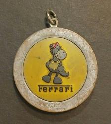İtalya, FERRARI Sarı Renkli NICI Sports Temalı Orijinal Anahtarlık. Merkeze Doğru, Metal Parçanın İçine Yerleştirilmiş Renkli Ferrari Armalı ve Maskotlu Logolu Yazısıyla Kaliteli Bir Görünüm Sunuyor. (Durum: Kullanılmış ve Yılların Oluşturduğu Patinası İle) Sert Kauçuk Üzeri, Çok Renkli Kabartma Tasarım. Orijinal, Özel Bir Koleksiyon Parçasıdır. (40,29 gr/50 mm)