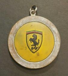 İtalya, FERRARI Sarı Renkli NICI Sports Temalı Orijinal Anahtarlık. Merkeze Doğru, Metal Parçanın İçine Yerleştirilmiş Renkli Ferrari Armalı ve Maskotlu Logolu Yazısıyla Kaliteli Bir Görünüm Sunuyor. (Durum: Kullanılmış ve Yılların Oluşturduğu Patinası İle) Sert Kauçuk Üzeri, Çok Renkli Kabartma Tasarım. Orijinal, Özel Bir Koleksiyon Parçasıdır. (40,29 gr/50 mm)