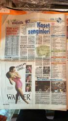 HAFTA SONU DERGİ, GAZETESİ -  SAYI: 16 - 17 NİSAN 1987 - AJDA PEKKAN - ZEYNEP EREN - ZEKİ MÜREN - JEANE MANSON - SEMRA ÖZAL - BETÜL MARDİN - BİNNUR BOZOK - NERMİN BEZMEN - PAMİN BEZMEN - AYLA RYOKSEL - ŞİNASİ ÖNENGÜT - UĞUR ÖNENGÜT - KUTSİ DİNÇO - SEMRA TEZEROL - GÜVEN TEZERO - FATOŞ YAVAŞ - BERNA ATAHAN - AYLA SEPİCİ - ZEYNEP ESİNER - NILGÜN ATILGAN - AHU TUĞBA - SERAP YILMAZ ULUSOY - EYEM ABASAR - SEDE ERTUĞAN - CEMİLE CUMAN - MAKAN DUMAN - DENİZ FİRUZ KURBANZADE - GOLİZ HASMAN - NAL VELMAZ - REZZAN ALGOZ - SERP ÖZTÜRK - İNCİ SEVER - MERAL DAL - DOĞU GÖZAÇAN - SABAHAT TUOÇU - NİLÜFER GÖZAÇAN - AYLA ÖZLER - MERAL UYCAN - HOLYA SERPİL - ASUMAN BAŞAR - HASAN YAZICI - REYHAN ALAJA - LUCINDA GREEN - NUR EVLİYAĞA - FİKRET EVLİYAĞIL - SEVOL GEDİKOĞLU - GÜNDOĞ GEDİKOĞLU - AYDIN GÜNTER - LATİFE BAŞTUĞ - OSTON AKMEN - SAYLAN AKMEN - NECİP SEVEN - MEVLÜT GÖÇOK - LANA ADAŞ - CENGİZ EROĞLU - AYTEN YAVALCA - EMEL KANDEMİROĞLU - SANYİA LEV - SABA TOROM - AHWEST ÜNER - AHMET ÖZHAN - SERA  - 10 SAYFA