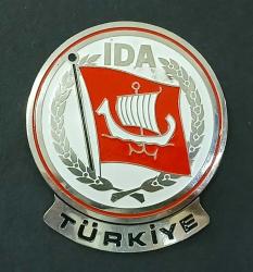 IDA Türkiye, Antik Yunan Yelkenli-Bayrak Temalı Rozet. Renkli Mineli, Krom-Nikel. Büyük Boy Yaka Rozeti/Nadir, Az Çıkar. Haliyle, (50×58 mm)