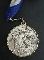 Atletizm Temalı Spor Madalyası. Lacivert-Beyaz Kurdela. (Dönemi Bilinmiyor/Koleksiyonluk Bir Ürün. Altın Renk Çerçeveli, Kabartmalı Tasarım. Krom-Nikel-Prinç. Patinalı Haliyle. (43x48 mm)