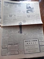 Cumhuriyet Gazetesi - 21 Mayıs 1955 - meclis tatile girerken yazan Nadir Nadi Başmakale - 350.000 küçük esnaf vergiden muaf tutuldu - Bir günde 47 kanun - mecliste balkan paktı etrafında görüşmeler - Almanya tarafsız tampon devlet olmayacak - VI. Bahar ve Çiçek Bayramı Dün açıldı - Hilton Oteli Dün işletmeye açıldı - Akif mecmuası neşriyat müdürü Cüneyt Arcayürek Tevkif edildi fotoğraf - İngiltere'de seçim hazırlığı - basketbolda takımına sahadan çeken Fenerbahçe umumi kaptanı Hayrullah Güvenir'e  6 ay hak mahrumiyeti cezası verildi - Fatin Rüştü Zorlu'nun beyanatı - Tenis kraliçesi Maureen Connolly fotoğraf - Üç misli mi oldu yazan Burhan Felek - Galatasaraylı basketçi Özer Salnur ameliyat oldu - İstanbul amatör birinci küme şampiyonu Karagümrük Adana'ya gitti - İstanbul Ankara Radyosu Programı - Hacı Ağa Opereti Ses Tiyatrosunda - Fluminense takımını bugün seyredeceğiz - dünya karikatürleri - 1954-1955 Yunus Nadi Mükafatı En Güzel Fikir Yazısı - M. Çakır Gazinosu Bayramda açılıyor