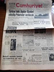 Cumhuriyet Gazetesi - 22 Ocak 1963 - Türkiye'deki Jüpiter Füzeleri sökülüp Polarisler verilecek - Balıkesir ve Bursa ovaları tamamen sular altında - atom silahlarını yasaklanması hususunda önemli bir engel aşıldı - Rusya mahallinde kontrolü kabul etti - Batı trakya'da Türk gazeteci Selahattin Galip Komotoni Hapse mahkum oldu - Orgeneral Kazım Orbay eşinden yardım ayrıldı fotoğraf - Milli Türk talebe Birliği Kongresi fotoğraf - çeşitli illerde 17 İstinaf mahkemesi kurulacak - Dün İsmet İnönü'nün kabul ettiği Alman Büyükelçisi Bugün Bonn'a gidiyor - büyükler ve küçükler yazan İlhan Selçuk - Yılan Elma Ve Kadın Yazan Perihan Zorlu Yazı Dizisi - Amerikan başkanı Kennedy Orta Amerika Devlet Başkanları İle bir toplantı yapacak - Victor Hugo'nun Sefiller romanını yazdığı Colonnes Oteli istimlak edildi - mutfak sofra yazan  Raufi Manyas - İstanbul Ankara Radyosu Programı - Galatasaray'ın yarınki rakibi Milan dün gece geldi fotoğraf - Milan'ın 5 As'ı oynamıyor -  Sakatlanan Can Bartu