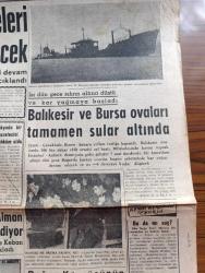 Cumhuriyet Gazetesi - 22 Ocak 1963 - Türkiye'deki Jüpiter Füzeleri sökülüp Polarisler verilecek - Balıkesir ve Bursa ovaları tamamen sular altında - atom silahlarını yasaklanması hususunda önemli bir engel aşıldı - Rusya mahallinde kontrolü kabul etti - Batı trakya'da Türk gazeteci Selahattin Galip Komotoni Hapse mahkum oldu - Orgeneral Kazım Orbay eşinden yardım ayrıldı fotoğraf - Milli Türk talebe Birliği Kongresi fotoğraf - çeşitli illerde 17 İstinaf mahkemesi kurulacak - Dün İsmet İnönü'nün kabul ettiği Alman Büyükelçisi Bugün Bonn'a gidiyor - büyükler ve küçükler yazan İlhan Selçuk - Yılan Elma Ve Kadın Yazan Perihan Zorlu Yazı Dizisi - Amerikan başkanı Kennedy Orta Amerika Devlet Başkanları İle bir toplantı yapacak - Victor Hugo'nun Sefiller romanını yazdığı Colonnes Oteli istimlak edildi - mutfak sofra yazan  Raufi Manyas - İstanbul Ankara Radyosu Programı - Galatasaray'ın yarınki rakibi Milan dün gece geldi fotoğraf - Milan'ın 5 As'ı oynamıyor -  Sakatlanan Can Bartu