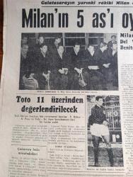 Cumhuriyet Gazetesi - 22 Ocak 1963 - Türkiye'deki Jüpiter Füzeleri sökülüp Polarisler verilecek - Balıkesir ve Bursa ovaları tamamen sular altında - atom silahlarını yasaklanması hususunda önemli bir engel aşıldı - Rusya mahallinde kontrolü kabul etti - Batı trakya'da Türk gazeteci Selahattin Galip Komotoni Hapse mahkum oldu - Orgeneral Kazım Orbay eşinden yardım ayrıldı fotoğraf - Milli Türk talebe Birliği Kongresi fotoğraf - çeşitli illerde 17 İstinaf mahkemesi kurulacak - Dün İsmet İnönü'nün kabul ettiği Alman Büyükelçisi Bugün Bonn'a gidiyor - büyükler ve küçükler yazan İlhan Selçuk - Yılan Elma Ve Kadın Yazan Perihan Zorlu Yazı Dizisi - Amerikan başkanı Kennedy Orta Amerika Devlet Başkanları İle bir toplantı yapacak - Victor Hugo'nun Sefiller romanını yazdığı Colonnes Oteli istimlak edildi - mutfak sofra yazan  Raufi Manyas - İstanbul Ankara Radyosu Programı - Galatasaray'ın yarınki rakibi Milan dün gece geldi fotoğraf - Milan'ın 5 As'ı oynamıyor -  Sakatlanan Can Bartu