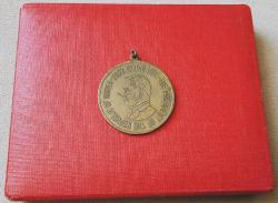 KORE CUMHURİYETİ CUMHURBAŞKANI PARK CHUNG HEE  - 1965. AMERİKA BİRLEŞİK DEVLETLERİ'NE YAPILAN DEVLET ZİYARETİNİN ANI MADALYASI C2437