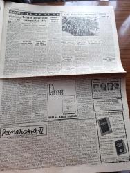 Cumhuriyet Gazetesi - 23 Mart 1952 - Ege'den notlar VIII yazan Nadir Nadi Başmakale - Venizelos'un bize dair dünkü demeci - Demokrat Parti kongresinde şehir meclisine çok ağır hücumlar - dünkü kongrede delegelerden fazla dinleyiciler asabiyet gösteriyor fotoğraf - Amerika'yı alt üst eden çok şiddetli kasırgalar fotoğraf - Kore'de son çarpışmalara dair tebliğ - kongrenin seçtiği 16 kişilik heyet dün gece cumhurbaşkanı Celal Bayar ile birlikte fotoğraf - Fenerbahçe Apollon'u 4 1 yendi fotoğraf - Türk İsrail Ticaret odası kuruldu - Panaroma yazan Yakup Kadri Karaosmanoğlu Yazı Dizisi - Bir Beyaz Gömleklinin Dramı yazan Doktor Burhan Öncel Yazı Dizisi - Kore değiştirme birliğimiz fotoğraf - Radife Erten Şükran Özer Sabite Tur Gülerman bahçekapı borsa kıraathanesinde - Eski Altınordulu Sadık vefat etti - Süt Kardeşler yeni ses operetinde - Usta Çırak yazan Bedri Rahmi Eyüboğlu - saltanat kayıkları yazan Haluk Yusuf Şehsuvaroğlu - General Electric Ampul - Alman nora radyoları - Philips