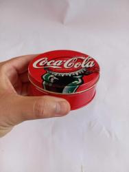 Coca cola metal bardak altı ve teneke kutusu