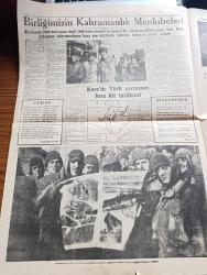 Cumhuriyet Kore Gazetesi - 17 Aralık 1950 - Kore'de Türk Savaşı'nın kısa bir tarihçesi - harbi idare etmiş olan subaylar anlatıyorlar - harp muhabirimiz Faruk Fenik yazıyor - savaş birliğimizden bir grup ikinci defa cenge gitmek üzere hazır bir vaziyette Bir istirahat anında fotoğraf - Dört gün savaşlardan sonra ikmallerini yapan birliğimiz yeniden cepheye gitmek üzere hazırlanmış bir halde çatılmış silahlarının başında fotoğraf - birliğimizin kahramanlık menkıbeleri - Çinlilere 15 dakika esir düşen teğmen Erdoğan Mete İle Rifat Sümer harp muhabirimiz Faruk Fenik'le bir arada fotoğraf - Faruk Şükrü Yersel İthaf şiiri - Türkiye'den koredekilere mektup - Koreden Türkiyedekilere mektup - Türk Tugayının Dört Gün Dört Gece süren harekatını gösterir kroki - Kahraman askerlerimiz Kore'de Cumhuriyet postasını okurken fotoğraf - Süleymaniye şiiri yazan Edib Ayel - Kore savaş Birliği komutanı tuğgeneral Tahsin Yazıcı fotoğraf - 50 Millik mesafeyi yaralılarını taşıyarak yürüyen mehmetçikler