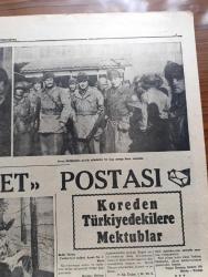 Cumhuriyet Kore Gazetesi - 17 Aralık 1950 - Kore'de Türk Savaşı'nın kısa bir tarihçesi - harbi idare etmiş olan subaylar anlatıyorlar - harp muhabirimiz Faruk Fenik yazıyor - savaş birliğimizden bir grup ikinci defa cenge gitmek üzere hazır bir vaziyette Bir istirahat anında fotoğraf - Dört gün savaşlardan sonra ikmallerini yapan birliğimiz yeniden cepheye gitmek üzere hazırlanmış bir halde çatılmış silahlarının başında fotoğraf - birliğimizin kahramanlık menkıbeleri - Çinlilere 15 dakika esir düşen teğmen Erdoğan Mete İle Rifat Sümer harp muhabirimiz Faruk Fenik'le bir arada fotoğraf - Faruk Şükrü Yersel İthaf şiiri - Türkiye'den koredekilere mektup - Koreden Türkiyedekilere mektup - Türk Tugayının Dört Gün Dört Gece süren harekatını gösterir kroki - Kahraman askerlerimiz Kore'de Cumhuriyet postasını okurken fotoğraf - Süleymaniye şiiri yazan Edib Ayel - Kore savaş Birliği komutanı tuğgeneral Tahsin Yazıcı fotoğraf - 50 Millik mesafeyi yaralılarını taşıyarak yürüyen mehmetçikler