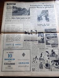 Hürriyet Gazetesi - 27 Kasım 1956 - Türkiye İsrail elçisini geri çekti - Suriye delegesi konuşuyor fotoğraf - uçurulan petrol boruları fotoğraf - Mısır harp hazırlığı yapıyor - NATO atom silahları kullanacak - Rus baskısından batıya iltica eden macarların sayısı 85 bine yükseldi - demiryolu hostesleri işe başladı fotoğraf - Amerikalı caz orkestra şefi Tommy Dorsey ölü bulundu - Elizabeth Taylor'un pençesi fotoğraf - Hollywood faciaları yazan Quentin Dawnes Fotoğraf - vatandaşlarla mebusların teması Mecliste görüşüldü - Kıbrıs valisi Sir John Harding Londra'ya gitti - yarınki radyo programı - Mukaddes Arzu Aşk Ve Macera Romanı Yazan Faruk Geç - Arap fedaileri İsrail'de bir köprüyü havaya uçurdu - Roma devrine ait eserler bulundu - güreşçi Bekir Büke İle İbrahim Karabacak olimpiyata boşuna gittiler fotoğraf - Çeklerle 1 1 berabere kalan milli takım yarın geliyor - Melbourne olimpiyatından enstantaneler fotoğraflar - federasyon kupası'nda Çetin hafta - Fenerbahçe Galatasaray maçı
