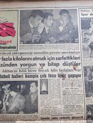 Hürriyet Gazetesi - 27 Kasım 1956 - Türkiye İsrail elçisini geri çekti - Suriye delegesi konuşuyor fotoğraf - uçurulan petrol boruları fotoğraf - Mısır harp hazırlığı yapıyor - NATO atom silahları kullanacak - Rus baskısından batıya iltica eden macarların sayısı 85 bine yükseldi - demiryolu hostesleri işe başladı fotoğraf - Amerikalı caz orkestra şefi Tommy Dorsey ölü bulundu - Elizabeth Taylor'un pençesi fotoğraf - Hollywood faciaları yazan Quentin Dawnes Fotoğraf - vatandaşlarla mebusların teması Mecliste görüşüldü - Kıbrıs valisi Sir John Harding Londra'ya gitti - yarınki radyo programı - Mukaddes Arzu Aşk Ve Macera Romanı Yazan Faruk Geç - Arap fedaileri İsrail'de bir köprüyü havaya uçurdu - Roma devrine ait eserler bulundu - güreşçi Bekir Büke İle İbrahim Karabacak olimpiyata boşuna gittiler fotoğraf - Çeklerle 1 1 berabere kalan milli takım yarın geliyor - Melbourne olimpiyatından enstantaneler fotoğraflar - federasyon kupası'nda Çetin hafta - Fenerbahçe Galatasaray maçı