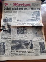 Hürriyet Gazetesi - 11 Mart 1958 - şiddetli lodos birçok yerleri altüst etti fotoğraf - deniz karaya çıktı fotoğraf - İzmit halkı lodostan sahile vuracak cesetleri bekledi - Dün İzmit körfezi'ndeki fırtına Üsküdar vapurunun batmasına sebep olan fırtınadan daha sertti - moda vapuru yolcuları Can yeleklerini giydiler - moda vapurunu dalgalar arasından tereyağından kıl gibi çeken 25 yıllık Necmi Kaptan vazifem budur diyor fotoğraf - arar gemisi dün Radyo ile arandı - Dil iskelesi istasyonunda bir makinistin ustalığı yeni tren faciasını önledi - Kıbrıs meselesinin sürüncemede bırakılmasından Türkiye şikayetçi - Rapacki planının tehlikeleri Yazan Georges Blun - Pekin'den mektup yazan Pearl S. Buck Yazı Dizisi - İstanbul'da sinema ve tiyatro programı - yeni tiyatroda gönül kaçanı kovalar oyunu - Kader filmi başrolde Belgin Doruk Akın sinemasında - Üsküdar vapurunun batışı ile alakalı mühim sorular - Ordu takımımız lüksemburg'da - Metin Oktay Ordu takımı idmanında fotoğraf -Adalet Vefa maçı