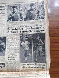 Hürriyet Gazetesi - 11 Mart 1958 - şiddetli lodos birçok yerleri altüst etti fotoğraf - deniz karaya çıktı fotoğraf - İzmit halkı lodostan sahile vuracak cesetleri bekledi - Dün İzmit körfezi'ndeki fırtına Üsküdar vapurunun batmasına sebep olan fırtınadan daha sertti - moda vapuru yolcuları Can yeleklerini giydiler - moda vapurunu dalgalar arasından tereyağından kıl gibi çeken 25 yıllık Necmi Kaptan vazifem budur diyor fotoğraf - arar gemisi dün Radyo ile arandı - Dil iskelesi istasyonunda bir makinistin ustalığı yeni tren faciasını önledi - Kıbrıs meselesinin sürüncemede bırakılmasından Türkiye şikayetçi - Rapacki planının tehlikeleri Yazan Georges Blun - Pekin'den mektup yazan Pearl S. Buck Yazı Dizisi - İstanbul'da sinema ve tiyatro programı - yeni tiyatroda gönül kaçanı kovalar oyunu - Kader filmi başrolde Belgin Doruk Akın sinemasında - Üsküdar vapurunun batışı ile alakalı mühim sorular - Ordu takımımız lüksemburg'da - Metin Oktay Ordu takımı idmanında fotoğraf -Adalet Vefa maçı
