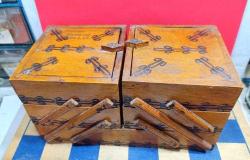 1982 TARİHLİ İSİM YAZILI AHŞAP DİKİŞ KUTUSU