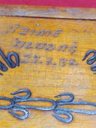 1982 TARİHLİ İSİM YAZILI AHŞAP DİKİŞ KUTUSU