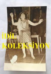 GELENEKSEL TÜRK TİYATROSUNUN SON TEMSİLCİSİ İSMAİL HAKKI DÜMBÜLLÜ'NÜN ORİJİNAL 3'LÜ FOTOĞRAF SETİ - 18 x 12 cm EBADINDA  - (AÇIKLAMAYI OKUYUNUZ) İSMAİL HAKKI DÜMBÜLLÜ KIZI SERPİL'LE BİRLİKTE  SAHNEDE GÖSTERİ YAPARKKEN ÇEKİLMİŞ 3 FARKLI KARE