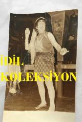 GELENEKSEL TÜRK TİYATROSUNUN SON TEMSİLCİSİ İSMAİL HAKKI DÜMBÜLLÜ'NÜN ORİJİNAL 3'LÜ FOTOĞRAF SETİ - 18 x 12 cm EBADINDA  - (AÇIKLAMAYI OKUYUNUZ) İSMAİL HAKKI DÜMBÜLLÜ KIZI SERPİL'LE BİRLİKTE  SAHNEDE GÖSTERİ YAPARKKEN ÇEKİLMİŞ 3 FARKLI KARE