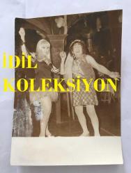 GELENEKSEL TÜRK TİYATROSUNUN SON TEMSİLCİSİ İSMAİL HAKKI DÜMBÜLLÜ'NÜN ORİJİNAL 3'LÜ FOTOĞRAF SETİ - 18 x 12 cm EBADINDA  - (AÇIKLAMAYI OKUYUNUZ) İSMAİL HAKKI DÜMBÜLLÜ KIZI SERPİL'LE BİRLİKTE  SAHNEDE GÖSTERİ YAPARKKEN ÇEKİLMİŞ 3 FARKLI KARE