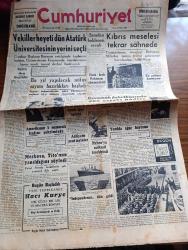 Cumhuriyet Gazetesi - 13 Mart 1955 - solcu öcü değildir yazan Nadir Nadi Başmakale - vekiller heyeti dün Atatürk üniversitesinin yerini seçti - cumhurbaşkanı Celal Bayar'ın reisliğinde toplanan kabine üniversitenin Erzurum'da kurulmasına karar verdi - Kıbrıs meselesi tekrar sahnede - Amerika'nın 1 numaralı kadını Margaret Chase İstanbul'da fotoğraf - Prenses Margaret'ı alkışlayanlar fotoğraf - yurtta ağaç Bayramı - Nehru'ya suikast teşebbüsü - Moskova Tito'nun yanıldığını söyledi - İndependence transatlantiği  dün geldi fotoğraf - Birinci Ordu Kore Birliği hareket etti fotoğraf - Hacı Kurye Yazanlar Nihal Karamağaralı ve Va Nü yazı dizisi - haykırmadan yazan Hasan Ali Yücel - Penicilin'in mucidi Fleming'in ölümü dünyada teessür yarattı - Galatasaray ile Fenerbahçe 150. Defa karşı karşıya - Beşiktaş Emniyeti 5 1 Yendi - Galatasaray voleybol Takımı Fransa'ya gidiyor - Alanya mağarası ve Bronşiyal astma yazan doktor Nihat Dilşen -  şehir tiyatrosu dram kısmında sen öl ben yaşayayım oyunu