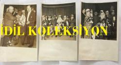 GELENEKSEL TÜRK TİYATROSUNUN SON TEMSİLCİSİ İSMAİL HAKKI DÜMBÜLLÜ'NÜN ORİJİNAL 3'LÜ FOTOĞRAF SETİ - 18 x 12 cm EBADINDA  - (AÇIKLAMAYI OKUYUNUZ) İSMAİL HAKKI DÜMBÜLLÜ , MÜNİZ ÖZKUL ve DİĞER TİYATRO SANATÇILARIYLA AYNI SAHNEDE POZ VERİRKEN ve MÜNİR ÖZKUL'UN  İSMAİL HAKKI DÜMBÜLLÜ'NÜN ELİNİ ÖPTÜĞÜ ANLARDA ÇEKİLMİŞ 3 FARKLI KARE-Münir Özkul-Vahi Öz-Turgut Özatay-Sadık Şendik-Kanlı Nigar’ oyunu