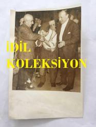 GELENEKSEL TÜRK TİYATROSUNUN SON TEMSİLCİSİ İSMAİL HAKKI DÜMBÜLLÜ'NÜN ORİJİNAL 3'LÜ FOTOĞRAF SETİ - 18 x 12 cm EBADINDA  - (AÇIKLAMAYI OKUYUNUZ) İSMAİL HAKKI DÜMBÜLLÜ , MÜNİZ ÖZKUL ve DİĞER TİYATRO SANATÇILARIYLA AYNI SAHNEDE POZ VERİRKEN ve MÜNİR ÖZKUL'UN  İSMAİL HAKKI DÜMBÜLLÜ'NÜN ELİNİ ÖPTÜĞÜ ANLARDA ÇEKİLMİŞ 3 FARKLI KARE-Münir Özkul-Vahi Öz-Turgut Özatay-Sadık Şendik-Kanlı Nigar’ oyunu