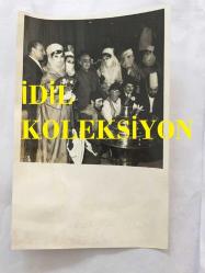 GELENEKSEL TÜRK TİYATROSUNUN SON TEMSİLCİSİ İSMAİL HAKKI DÜMBÜLLÜ'NÜN ORİJİNAL 3'LÜ FOTOĞRAF SETİ - 18 x 12 cm EBADINDA  - (AÇIKLAMAYI OKUYUNUZ) İSMAİL HAKKI DÜMBÜLLÜ , MÜNİZ ÖZKUL ve DİĞER TİYATRO SANATÇILARIYLA AYNI SAHNEDE POZ VERİRKEN ve MÜNİR ÖZKUL'UN  İSMAİL HAKKI DÜMBÜLLÜ'NÜN ELİNİ ÖPTÜĞÜ ANLARDA ÇEKİLMİŞ 3 FARKLI KARE-Münir Özkul-Vahi Öz-Turgut Özatay-Sadık Şendik-Kanlı Nigar’ oyunu