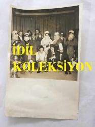 GELENEKSEL TÜRK TİYATROSUNUN SON TEMSİLCİSİ İSMAİL HAKKI DÜMBÜLLÜ'NÜN ORİJİNAL 3'LÜ FOTOĞRAF SETİ - 18 x 12 cm EBADINDA  - (AÇIKLAMAYI OKUYUNUZ) İSMAİL HAKKI DÜMBÜLLÜ , MÜNİZ ÖZKUL ve DİĞER TİYATRO SANATÇILARIYLA AYNI SAHNEDE POZ VERİRKEN ve MÜNİR ÖZKUL'UN  İSMAİL HAKKI DÜMBÜLLÜ'NÜN ELİNİ ÖPTÜĞÜ ANLARDA ÇEKİLMİŞ 3 FARKLI KARE-Münir Özkul-Vahi Öz-Turgut Özatay-Sadık Şendik-Kanlı Nigar’ oyunu