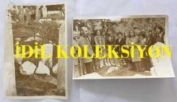 GELENEKSEL TÜRK TİYATROSUNUN SON TEMSİLCİSİ İSMAİL HAKKI DÜMBÜLLÜ'NÜN ORİJİNAL 2'Lİ FOTOĞRAF SETİ - 18 x 12 cm EBADINDA  - (AÇIKLAMAYI OKUYUNUZ) İSMAİL HAKKI DÜMBÜLLÜ  12 KASIM 1974 YILINDA MEZARI BAŞINDA  ANILIRKEN ÇEKİLMİŞ 2 FARKLI KARE