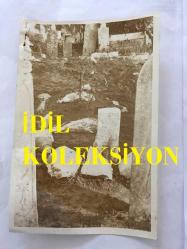 GELENEKSEL TÜRK TİYATROSUNUN SON TEMSİLCİSİ İSMAİL HAKKI DÜMBÜLLÜ'NÜN ORİJİNAL 2'Lİ FOTOĞRAF SETİ - 18 x 12 cm EBADINDA  - (AÇIKLAMAYI OKUYUNUZ) İSMAİL HAKKI DÜMBÜLLÜ  12 KASIM 1974 YILINDA MEZARI BAŞINDA  ANILIRKEN ÇEKİLMİŞ 2 FARKLI KARE