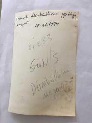 GELENEKSEL TÜRK TİYATROSUNUN SON TEMSİLCİSİ İSMAİL HAKKI DÜMBÜLLÜ'NÜN ORİJİNAL 2'Lİ FOTOĞRAF SETİ - 18 x 12 cm EBADINDA  - (AÇIKLAMAYI OKUYUNUZ) İSMAİL HAKKI DÜMBÜLLÜ  12 KASIM 1974 YILINDA MEZARI BAŞINDA  ANILIRKEN ÇEKİLMİŞ 2 FARKLI KARE